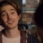 Ator Austin Abrams em traje de mergulho no suspense Whalefall