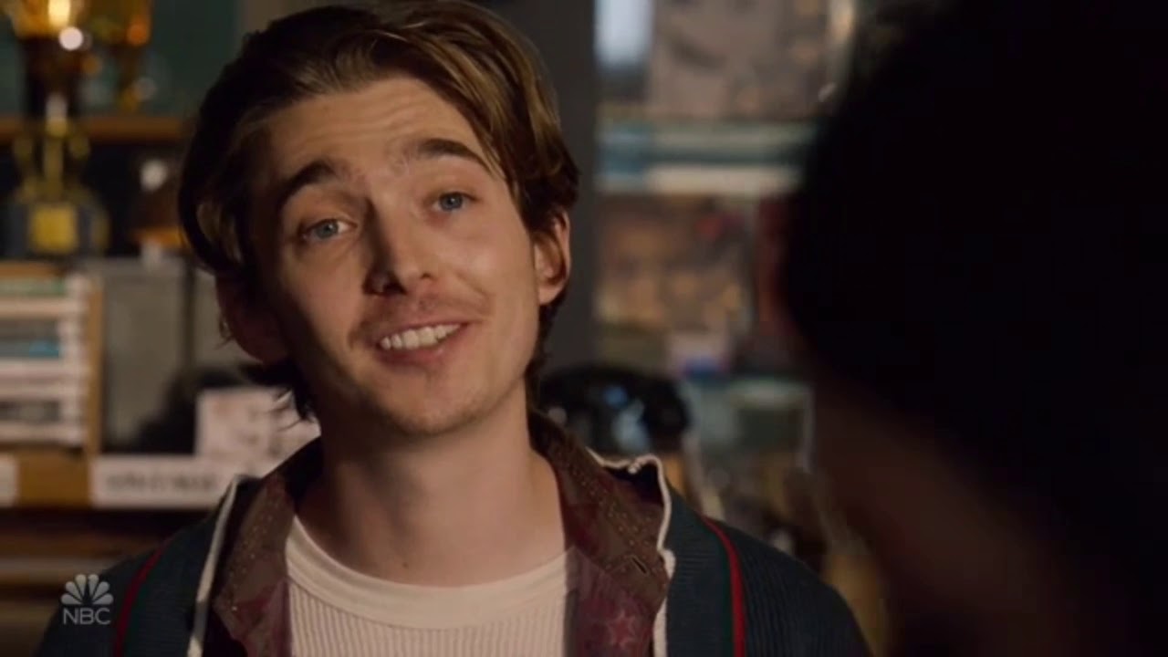 Ator Austin Abrams em traje de mergulho no suspense Whalefall