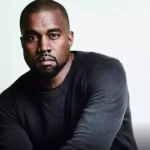 Kanye West durante apresentação ao vivo em meio à polêmica que levou ao cancelamento do Wireless Festival