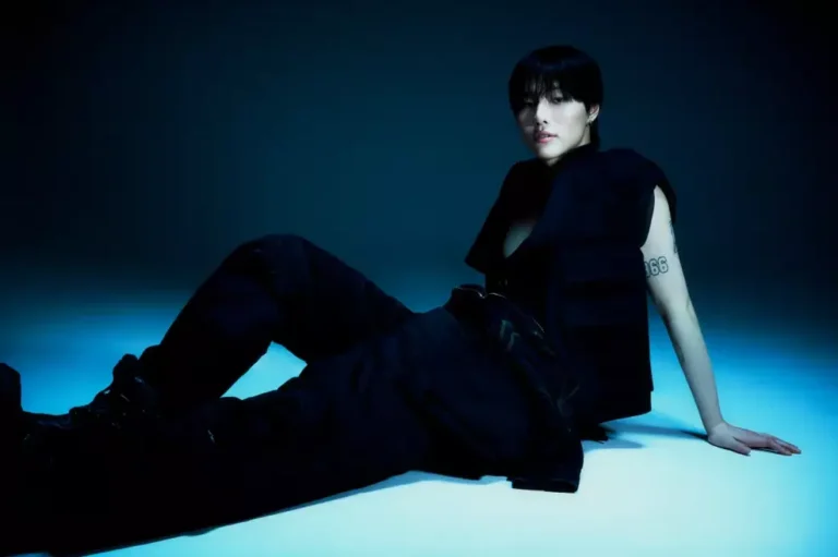 WOODZ em apresentação ao vivo, cantor fará show único no Brasil em São Paulo