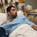 Zayn Malik em foto deitado em cama de hospital após cancelamento de eventos.