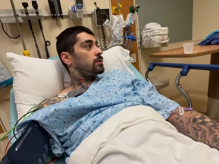 Zayn Malik em foto deitado em cama de hospital após cancelamento de eventos.
