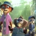 Judy Hopps e Nick Wilde em cena de Zootopia 2 investigando caso na cidade de Zootopia durante missão policial em ambiente urbano animado