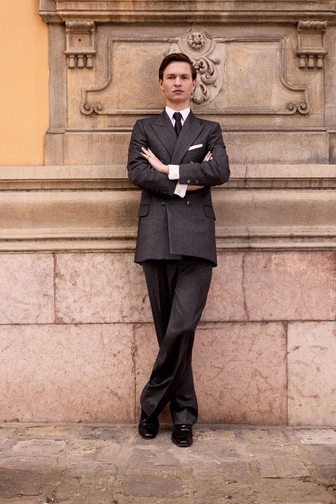 Ansel Elgort como Hubert de Givenchy em 'Jantar com Audrey'