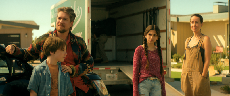 Da esquerda para a direita: Eldon Jones como Cody, Rafeal Casal como Neil, Emilia Faucher como Ella, Jena Malone como Claire Cooper em 'The Boroughs'
