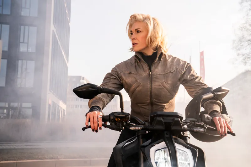 Hannah Waddingham em cena da série Ride or Die do Prime Video