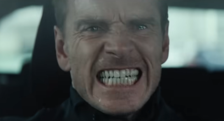 Michael Fassbender em cena da série A Agência, produção de espionagem do Paramount+.