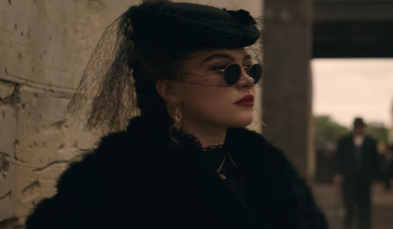 Florence Pugh como Cathy Ames em A Leste do Éden, nova minissérie da Netflix baseada no romance de John Steinbeck