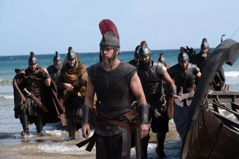 Christopher Nolan durante o processo de edição em película 70mm de A Odisseia.