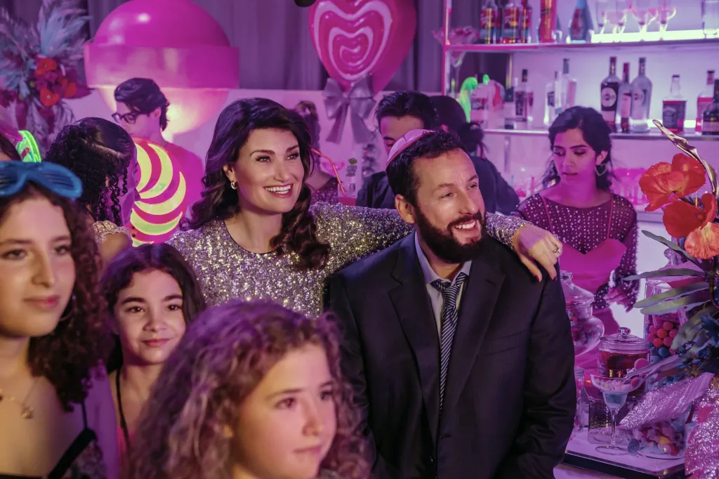 Adam Sandler em Você Não Está Convidada Para o Meu Bat Mitzvah como pai da protagonista