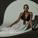 Allison Russell anuncia In the Hour of Chaos, novo álbum com lançamento em julho e participações especiais.