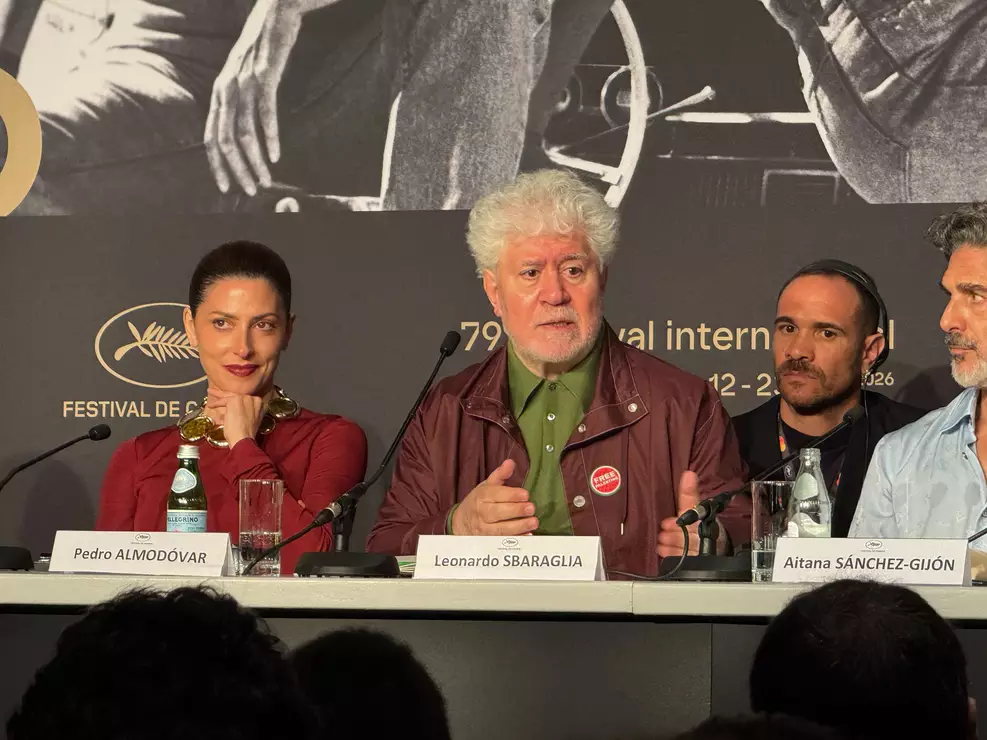 almodovar-critica-artistas-trump-netanyahu-cannes Pedro Almodóvar durante coletiva no Festival de Cannes usando broche “Free Palestine”.