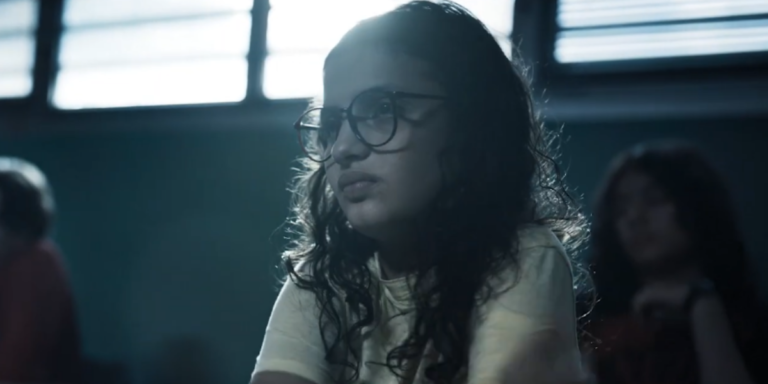Cena de ALPHA no novo trailer divulgado antes da estreia do filme de Julia Ducournau no Brasil.