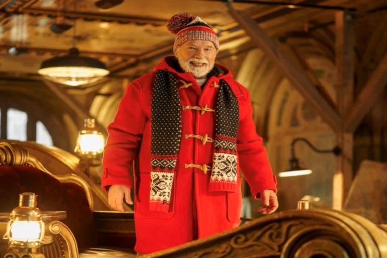 Arnold Schwarzenegger caracterizado como Papai Noel em The Man with the Bag, filme natalino do Prime Video.