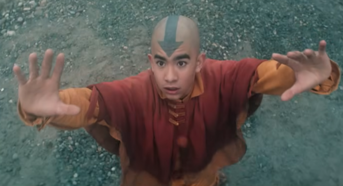 Cena de Avatar: O Último Mestre do Ar com Aang usando dobra de ar em meio a batalha.