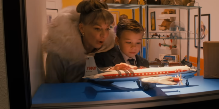 Cena do trailer de “Aventuras nas Alturas” destaca o primeiro filme dirigido por John Travolta para a Apple TV+.