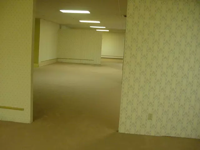 backrooms-universo-kane-parsons-origem Backrooms: Um Não-Lugar expande para o cinema o fenômeno de horror criado na internet por comunidades online.