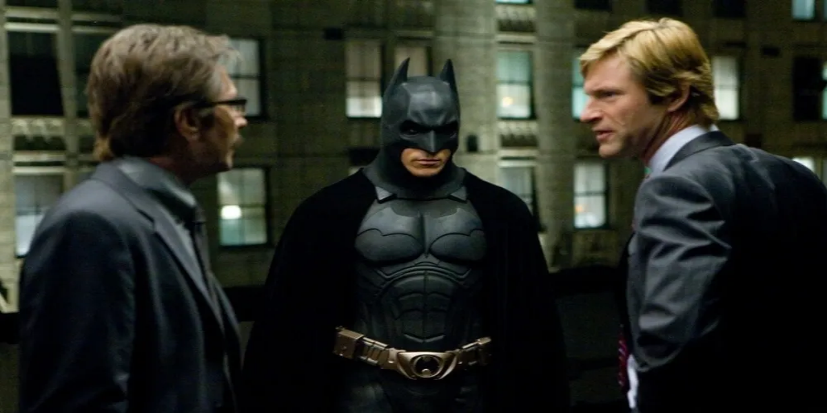 Fotograma de O Cavaleiro das Trevas destacando Batman em ambiente noturno e degradado.
