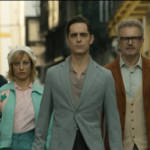 Cena de Berlim no spin-off da Netflix destacando o lançamento do trailer da nova temporada ambientada no universo de La Casa de Papel.