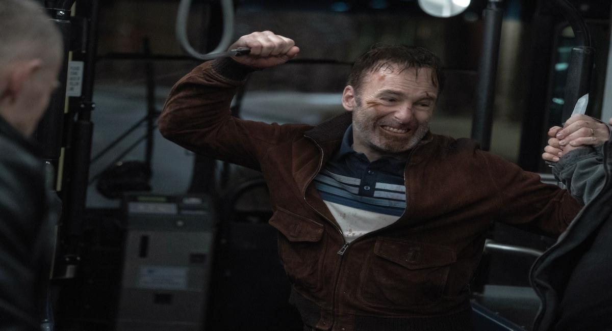 Bob Odenkirk em cena de Better Call Saul durante as filmagens da série.