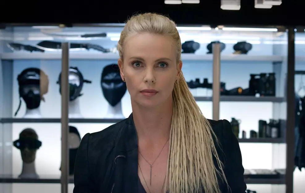 charlize-theron-envelhecimento-40-anos Charlize Theron comenta mudanças físicas após os 40 anos durante preparação para filmes de ação.