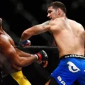 Chris Weidman é homenageado e entra no Hall da Fama do UFC durante o evento UFC 328.