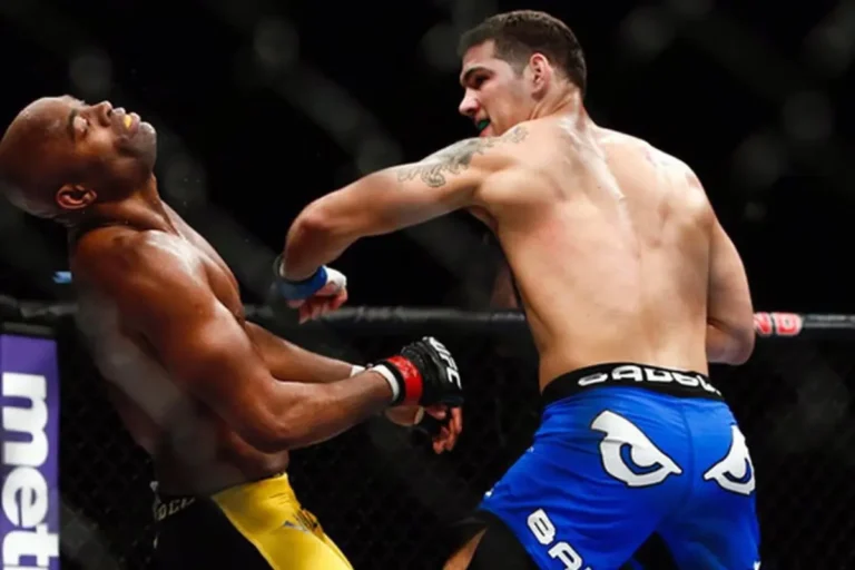 Chris Weidman é homenageado e entra no Hall da Fama do UFC durante o evento UFC 328.