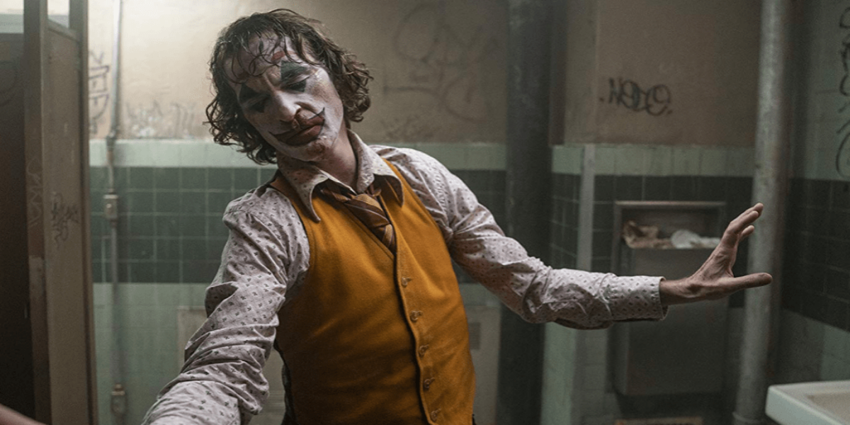 Arthur Fleck no filme Coringa, evidenciando a construção do personagem antes de se tornar o vilão.