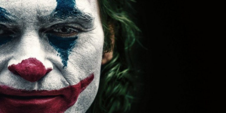 Joaquin Phoenix como Arthur Fleck em Coringa, retratando o colapso psicológico do personagem em Gotham.