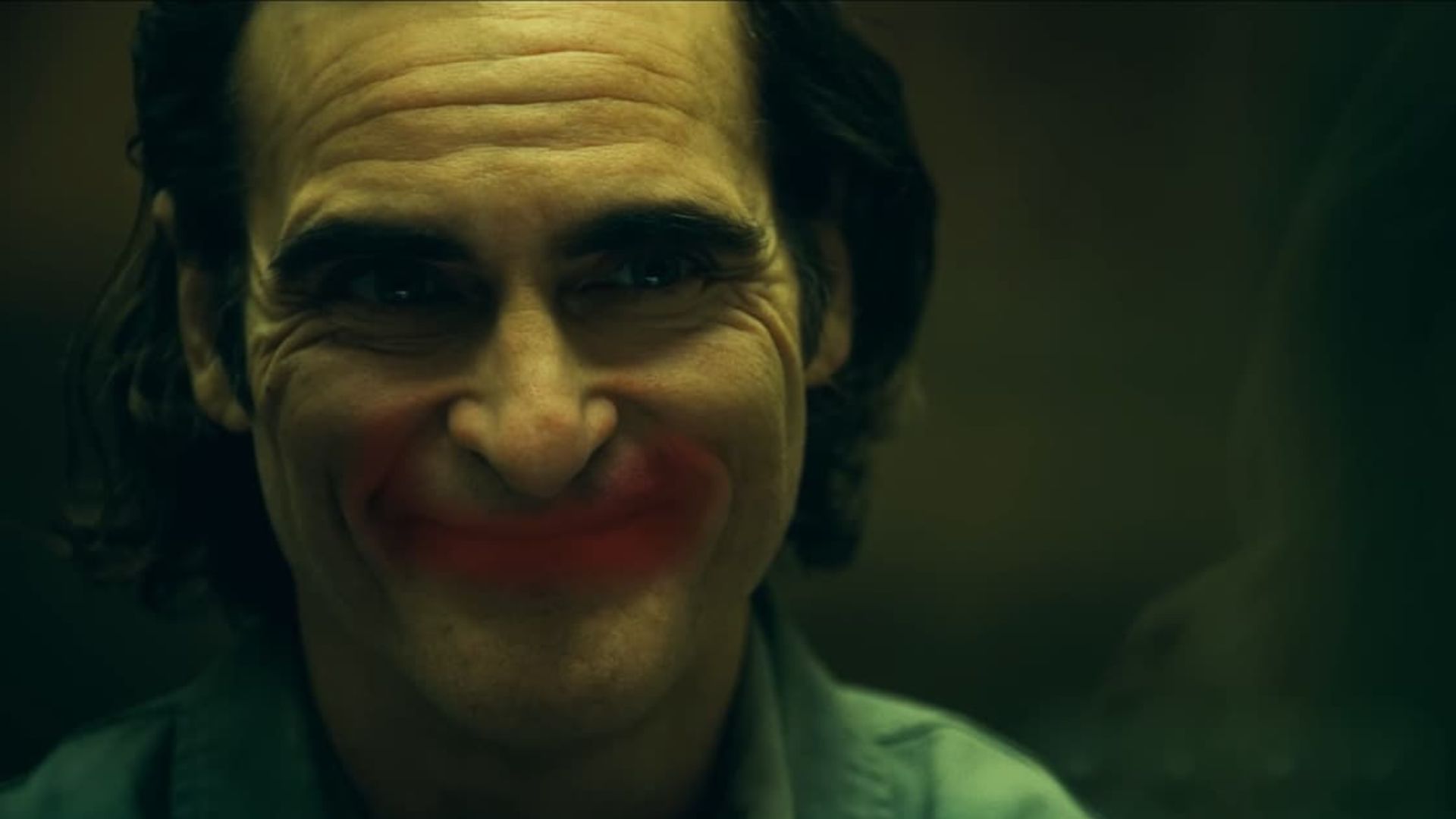 Imagem do filme Coringa mostrando Arthur Fleck em transformação emocional na Gotham dos anos 80.
