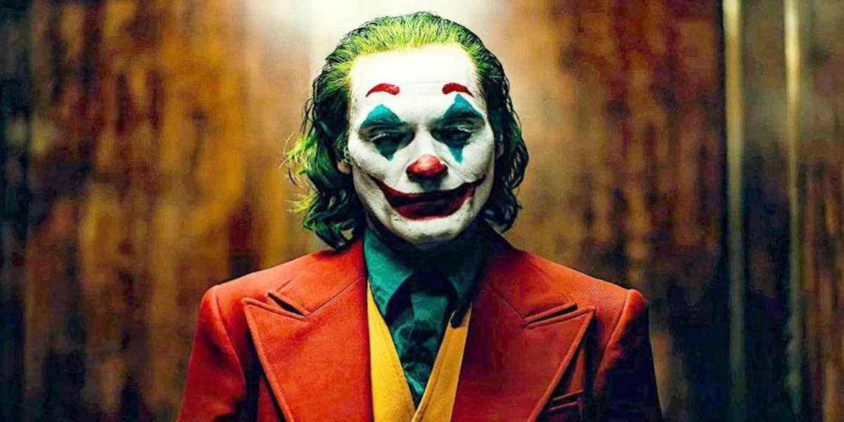 Fotograma de Coringa com Joaquin Phoenix destacando a atmosfera sombria e degradada de Gotham.