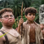 Cena da minissérie “O Senhor das Moscas” da Netflix mostrando grupo de garotos isolados em uma ilha em colapso social.