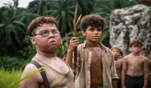 Cena da minissérie “O Senhor das Moscas” da Netflix mostrando grupo de garotos isolados em uma ilha em colapso social.