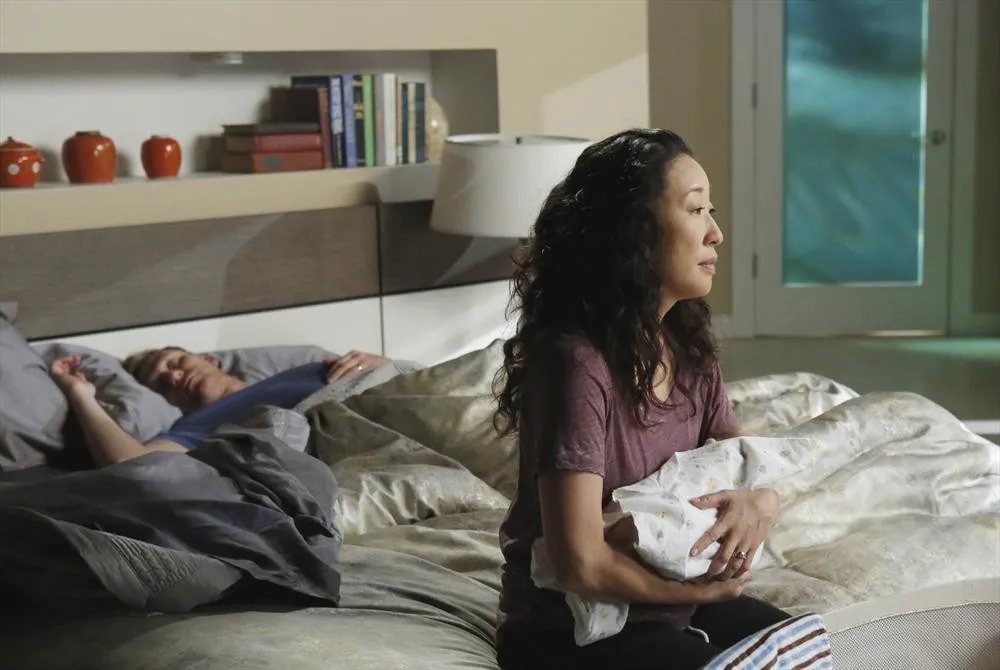Owen Hunt e Cristina Yang em uma discussão tensa na cozinha; a imagem captura o desgaste do casal antes da traição na 8ª temporada.