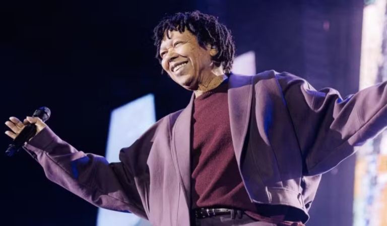 Djavan inicia turnê “Djavanear 50 Anos” com show lotado no Allianz Parque em São Paulo.