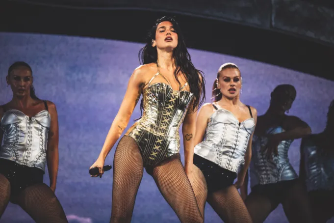 Dua Lipa move ação judicial contra a Samsung alegando uso indevido de imagem em campanha de televisores.