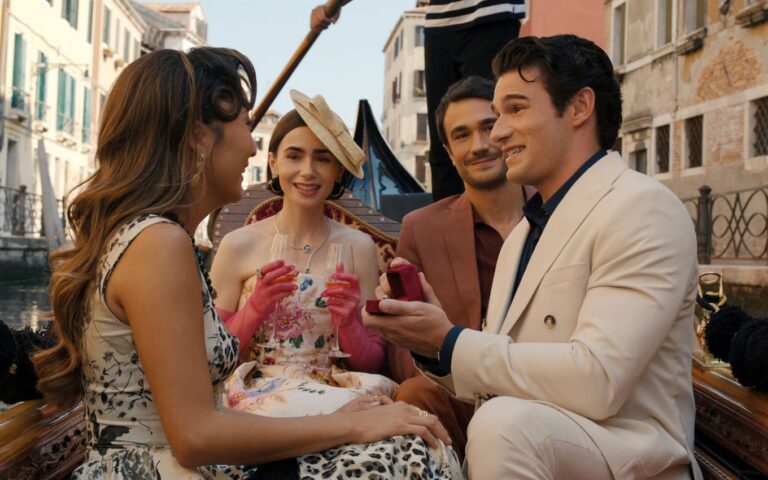 Lily Collins em cena de Emily in Paris ambientada na França.