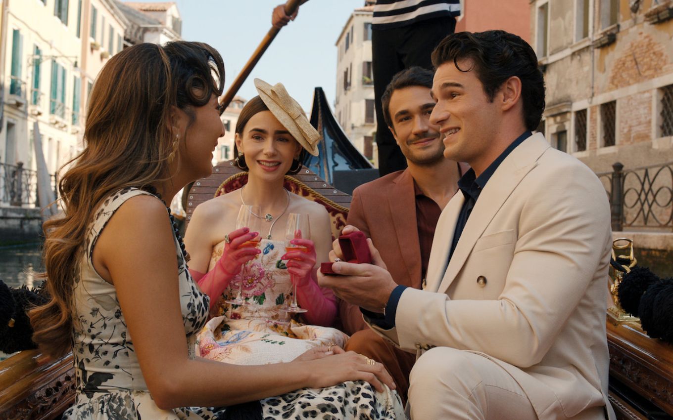 emily-in-paris-termina-6-temporada-netflix Lily Collins em cena de Emily in Paris ambientada na França.