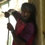 Cena da série Homem em Chamas mostra John Creasy enfrentando os últimos passos da trama envolvendo traição e revelações na Netflix.