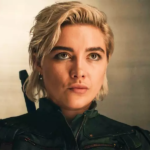 Florence Pugh em evento de divulgação de A Biblioteca da Meia-Noite, adaptação do best-seller de Matt Haig.
