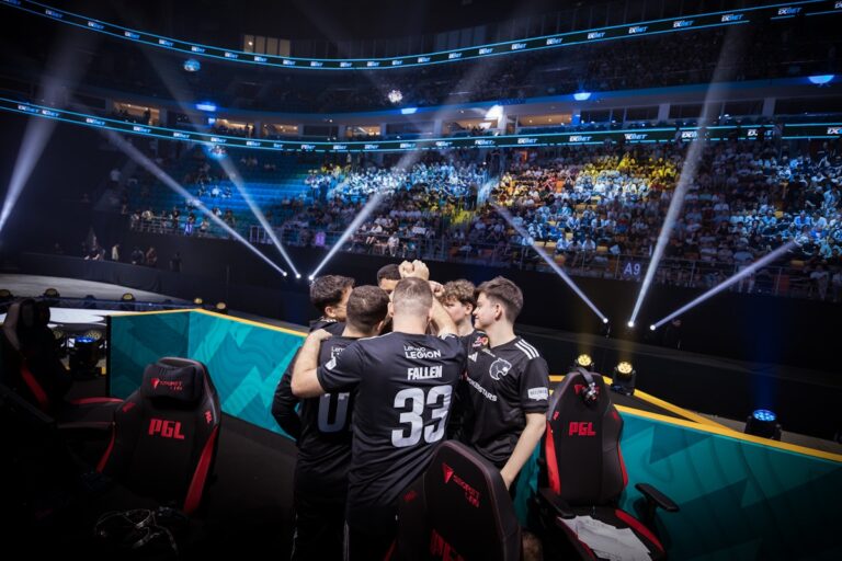 FURIA chega a Astana e é recebida por fãs no aeroporto antes da PGL Astana 2026 no Cazaquistão.