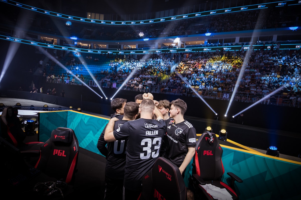 FURIA chega a Astana e é recebida por fãs no aeroporto antes da PGL Astana 2026 no Cazaquistão.