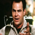 Netflix anuncia série animada de Ghostbusters com Dan Aykroyd como produtor executivo no universo da franquia clássica.