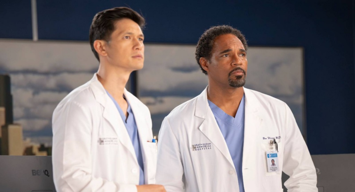 Dr. Blue Kwan em Grey’s Anatomy durante o desfecho da 22ª temporada da série.