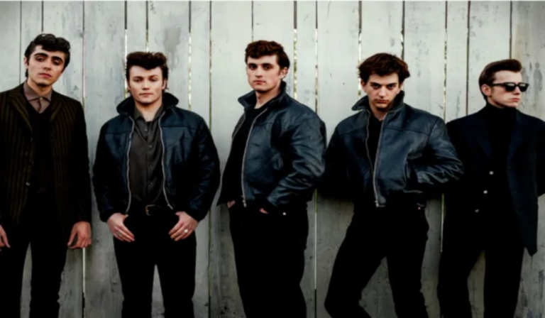 Primeiras imagens de “Hamburg Days” mostram os atores que interpretam os Beatles na nova minissérie da BBC.