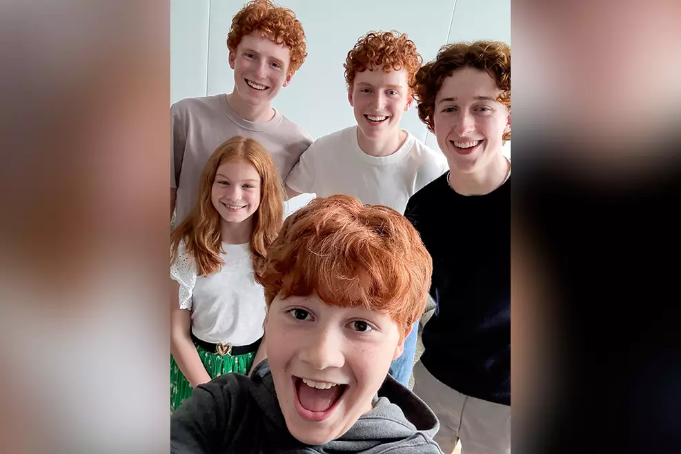 Gracie Cochrane como Gina Weasley na série Harry Potter da HBO.