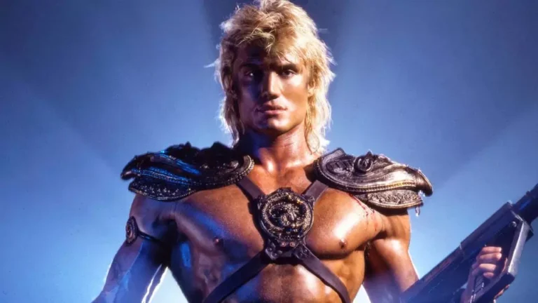Dolph Lundgren e Nicholas Galitzine juntos na première de He-Man: Mestres do Universo.