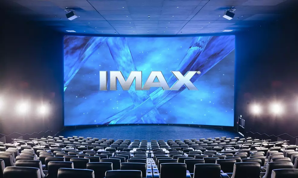 imax-avalia-venda-entretenimento Sala de cinema IMAX com tela grande e projeção de filme em formato premium.