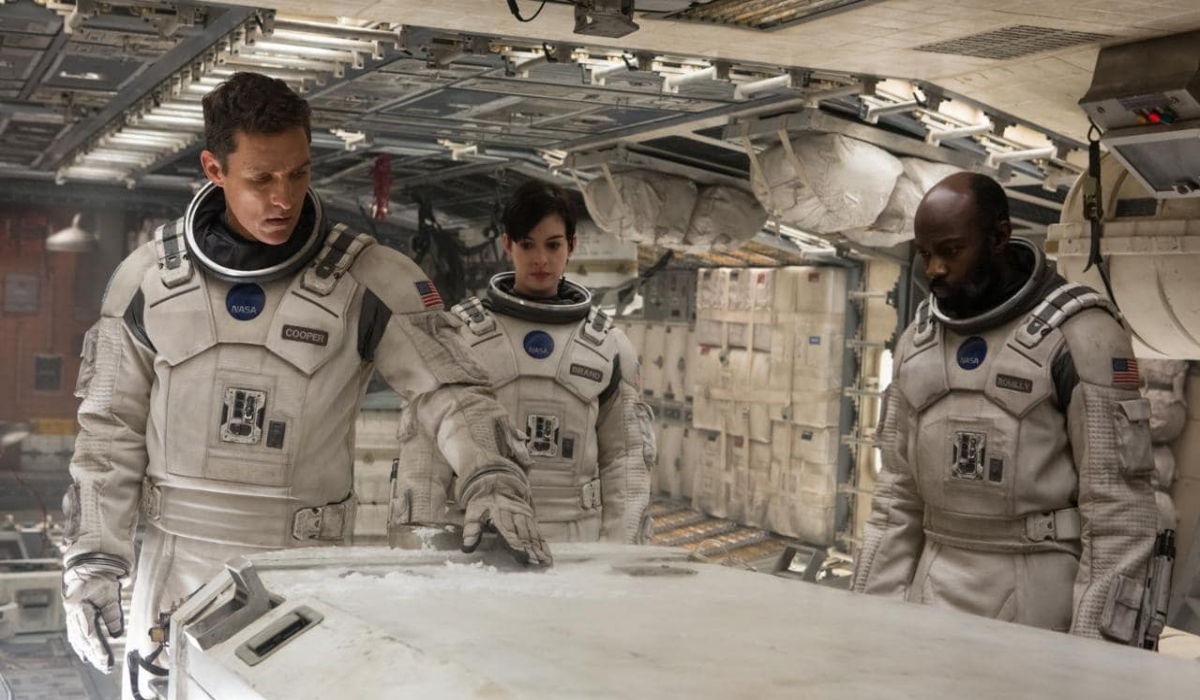 Nave espacial de Interestelar em órbita com planeta ao fundo em cena do filme