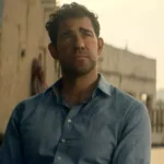 John Krasinski como Jack Ryan em cena de ação de Guerra Fantasma no Prime Video.